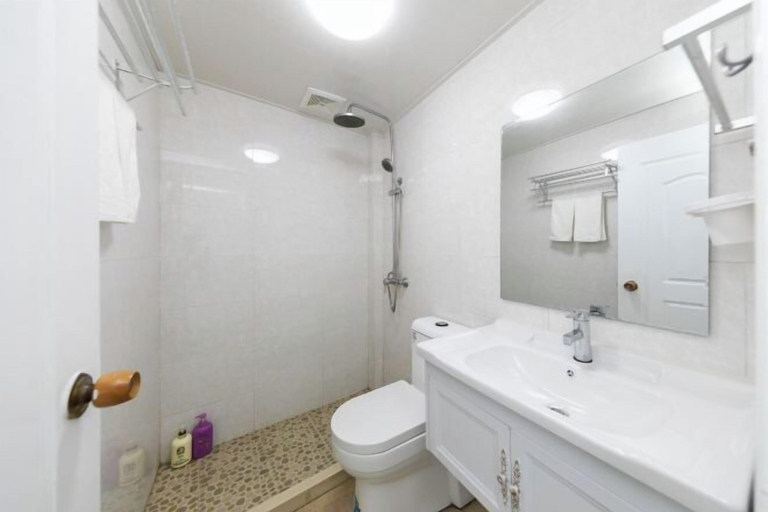 Bathroom 5, Hongfu Inn, Zhoushan
