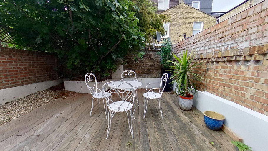 Exterior, Charming 2 Bed Apt with Netflix & Wi-Fi, London