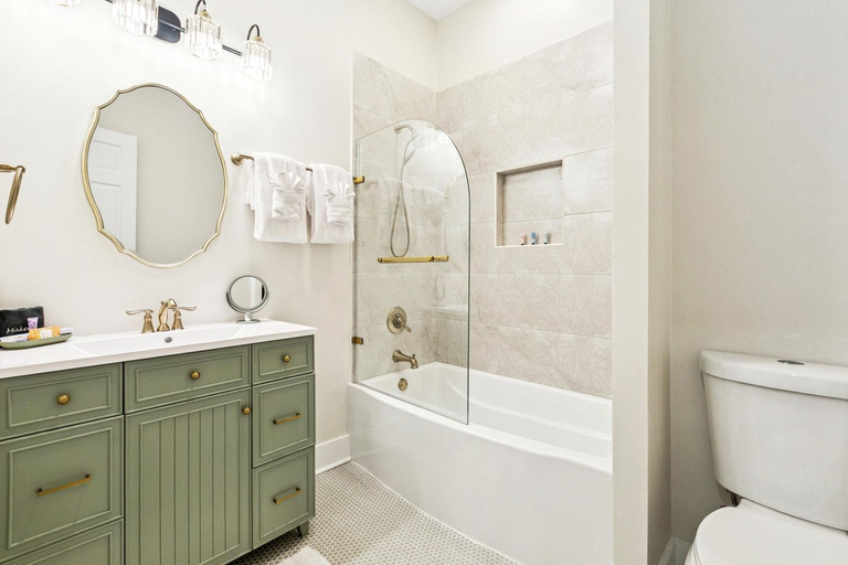 Bathroom 2, Stylish & Spacious Condos in New Orleans, Orleans