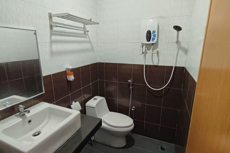 Bathroom 4, Sky View Hotel Dengkil Putrajaya Cyberjaya, Sepang