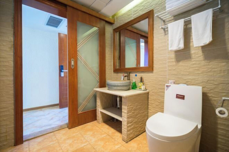 Bathroom 3, YingHuoChong, Lijiang
