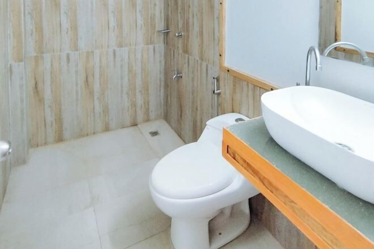 Bathroom 5, Estancia Roadside Inn by RedDoorz, Estancia
