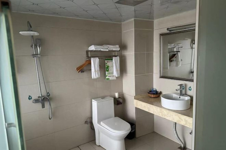 Bathroom, Yingjiang Fortune Theme Hotel, Dehong Dai and Jingpo