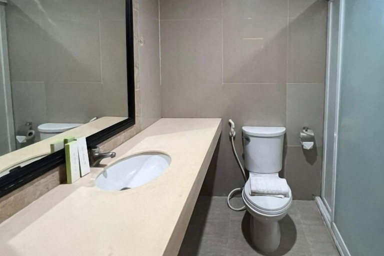 Bathroom 5, Dreamweavers Hotel by RedDoorz, Koronadal City