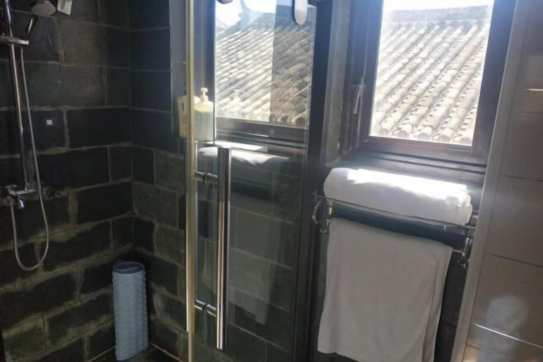 Bathroom, Ziyou Suiyue Design Hostel, Lijiang