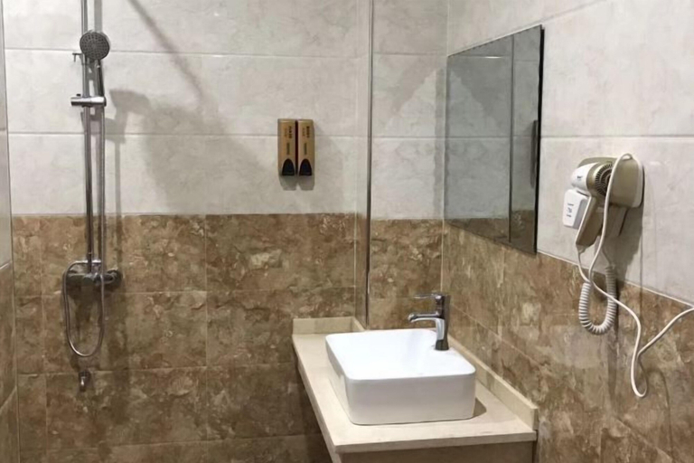 Bathroom 3, Dongxing Qianghua Business Hotel, Fangchenggang