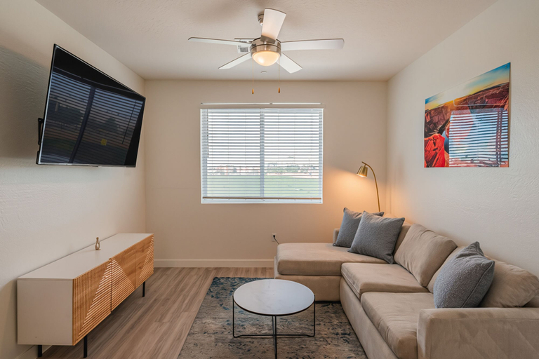 Room 4, Sleek Stay 4mins to State Farm Stadium, Maricopa