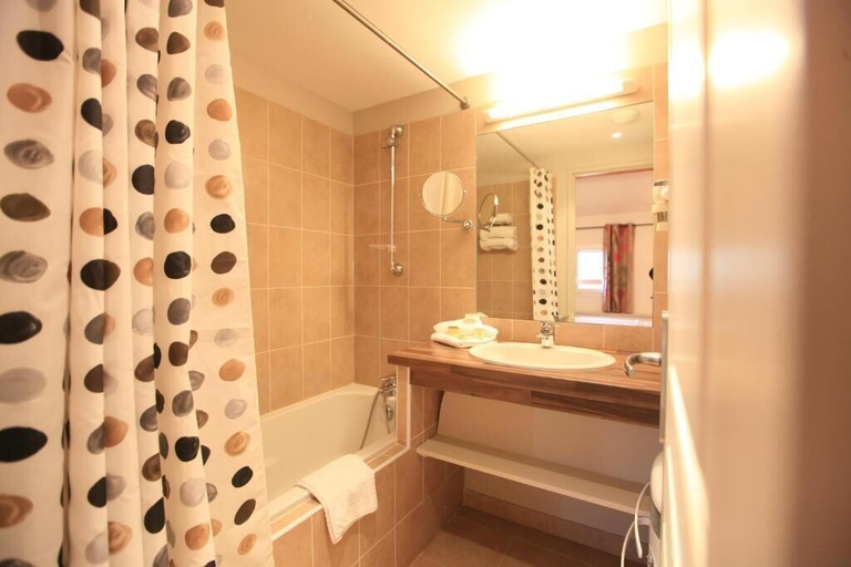 Bathroom 5, Domaine les Mejeonnes, Drôme