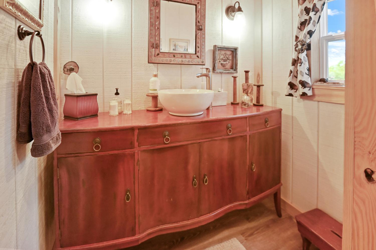 Bathroom 2, Outlaw Love, Gillespie