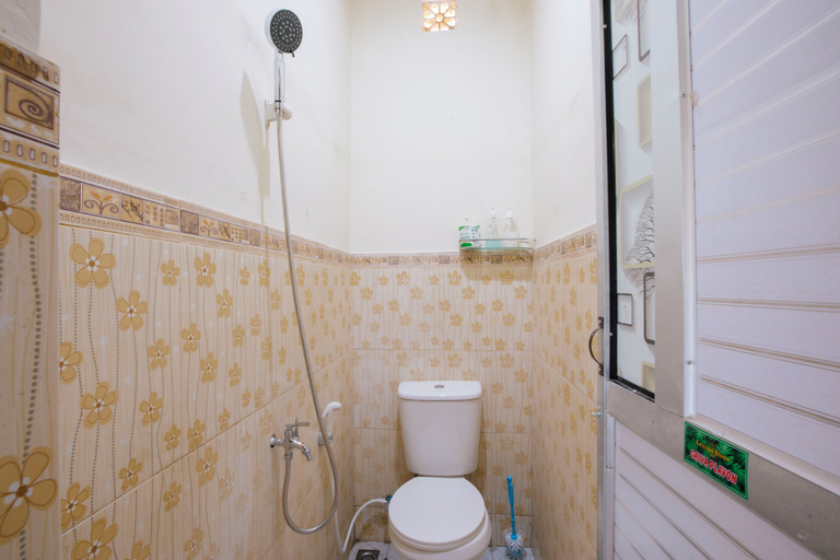 Bathroom 2, Villa New D'Bamboo by Plesirhatiyogja, Bantul