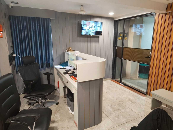 Television, Hotel Paris Grand, Ahmadabad