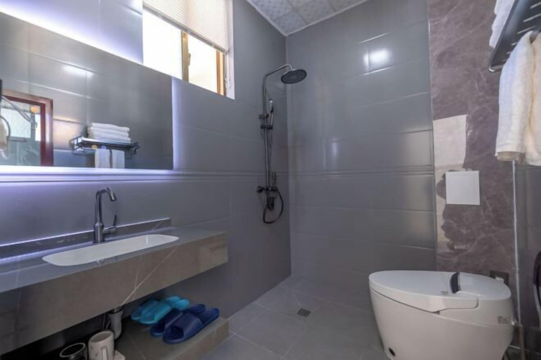 Bathroom, Dali Qihai Station, Dali Bai