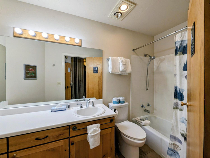 Bathroom 3, Edgewater 1436, Summit