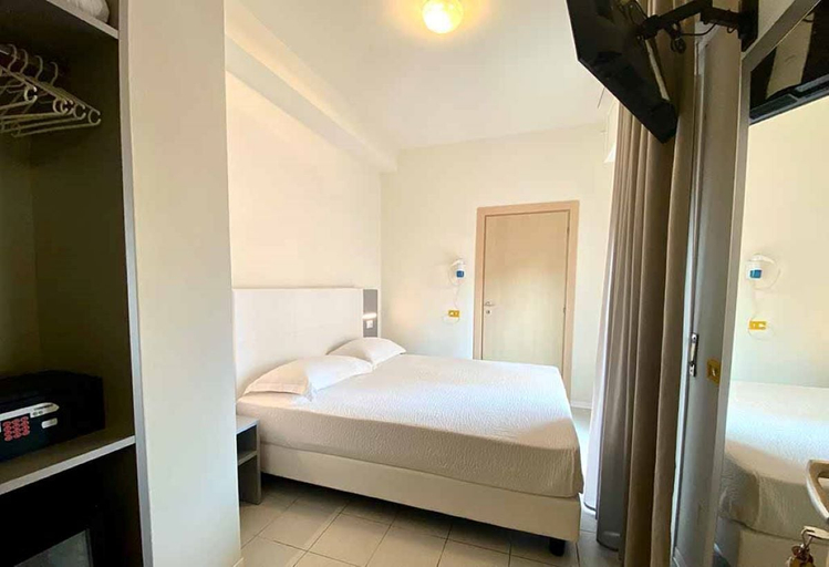 Bedroom 3, Hotel Aron Rimini, Rimini