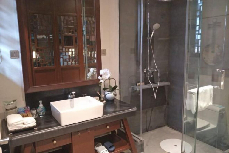 Bathroom 3, Xinglong Street Courtyard Hostel, Chongqing