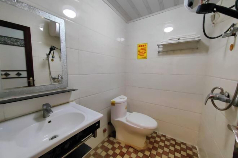 Bathroom 5, Sanshenren Apartment, Shantou