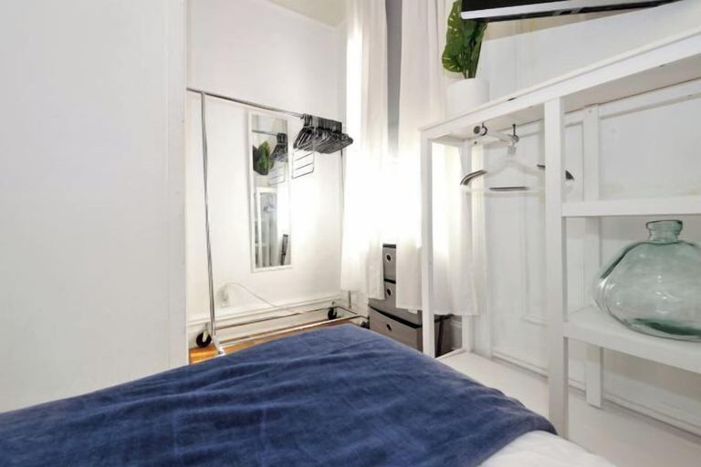 Room 3, Midtown West Furnished Apartment 3Br, New York
