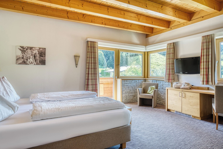 Bedroom 3, Hotel Barbarahof, Zell am See