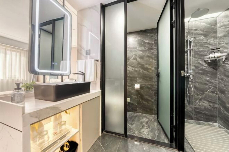 Bathroom 4, Guangming Hotel, Jiuquan