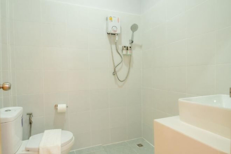 Bathroom 4, Intha Resort, Pak Tho