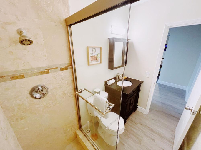 Bathroom 2, Sea Steps Suites, Broward