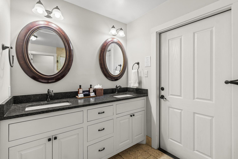 Bathroom 3, Blacksmith Quarters on Barons Creek, Gillespie