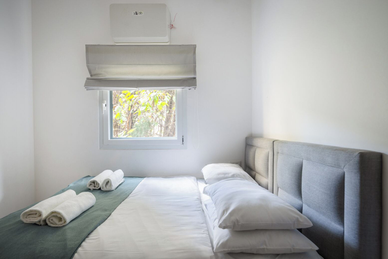 Room 2, MAMAD - Chic and Comfort stay on Iconic