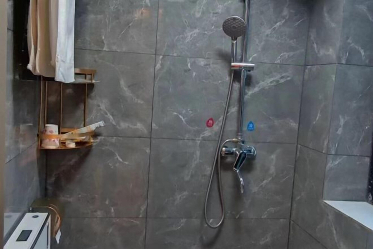 Bathroom, Jinyang Grain Trade Hotel, Liangshan Yi
