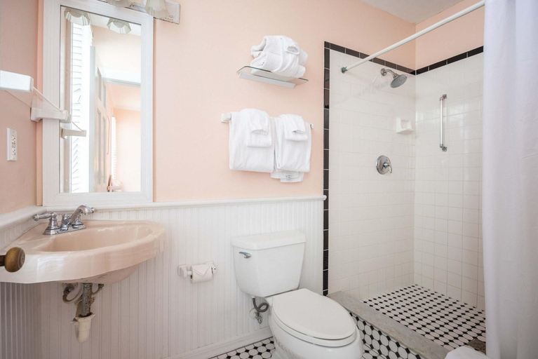 Bathroom 3, Classic King with Balcony at Curry Mansion, Monroe