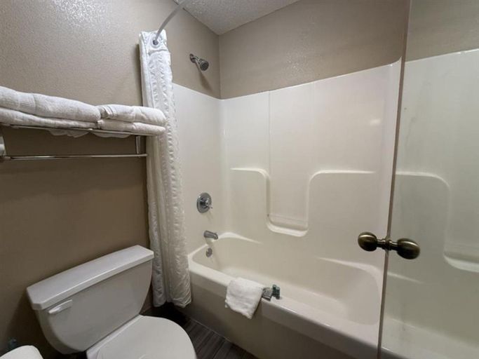 Bathroom 2, SureStay by Best Western Grove City, Mercer