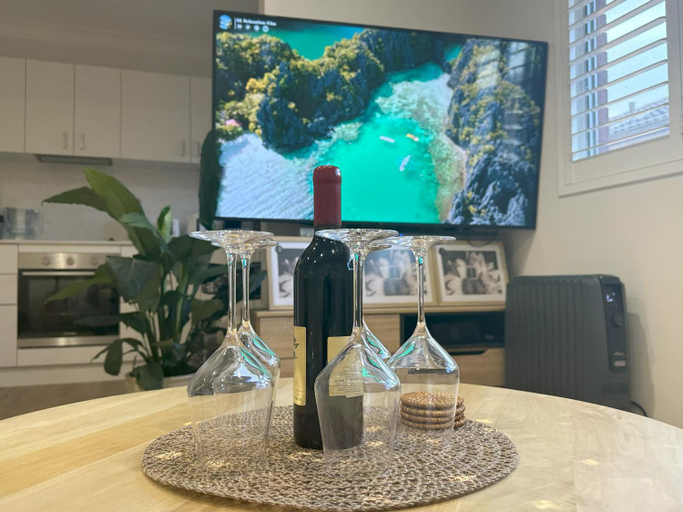 Food & Drinks 4, Coogee Sunrise shared Apt with Parking, Balcony & Work Desk, Sydney