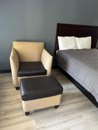Bedroom 2, Deluxe Inn & Suites, York