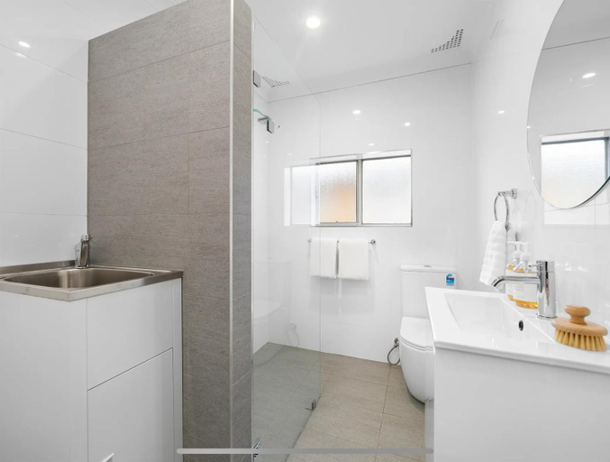 Bathroom 3, Coogee Sunrise shared Apt with Parking, Balcony & Work Desk, Sydney