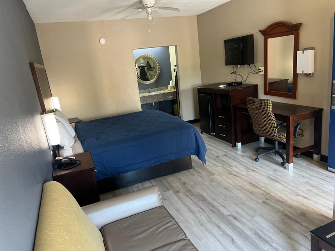 Bedroom 4, Deluxe Inn & Suites, York