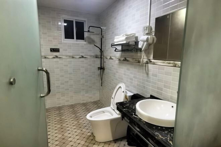 Bathroom 3, Xiaoluo Ha'ni Titian Sheying Zhijia Hostel, Honghe Hani and Yi