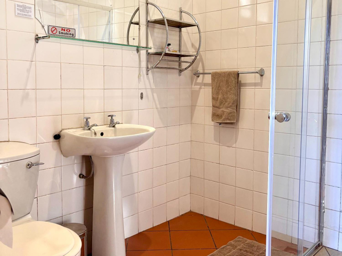 Bathroom 2, Hendersons Lodge Ltd, Thabo Mofutsanyane