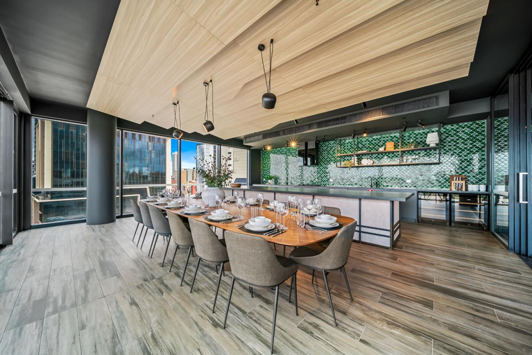 Food & Drinks 5, Aurora City Center Executive Apartment Perth CBD-Pool & Gym &Parking-Adjacent RAC, Perth