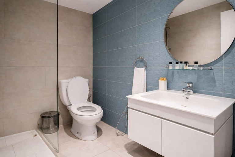 Others 5, Lovely 1-Bed Apartment in lac1 Tunis