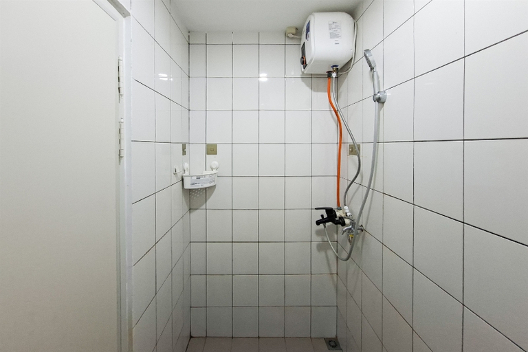 Bathroom 5, Green Urban Style Studio Room at Apartment Sudimara Forestwalk By Travelio, Tangerang Selatan