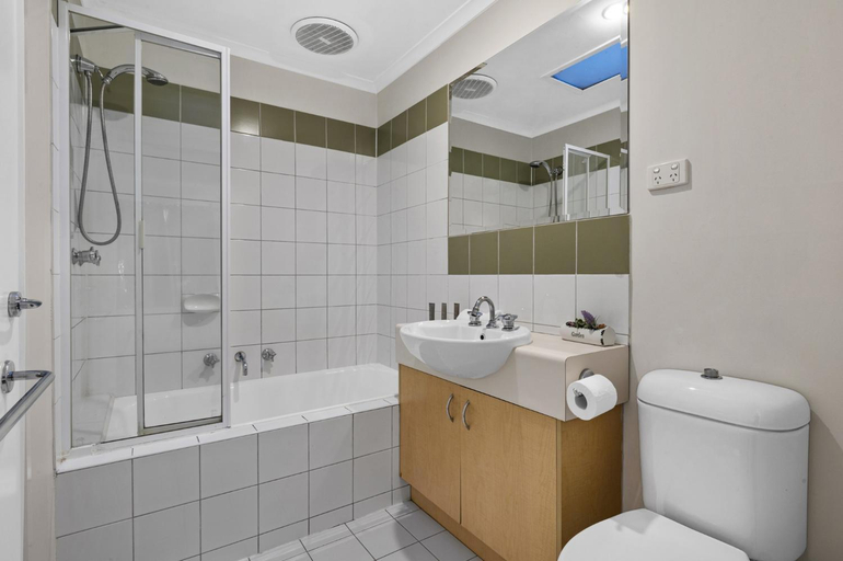 Bathroom 4, Snug 2-bed Townhouse Near Bustling Shops, Melbourne