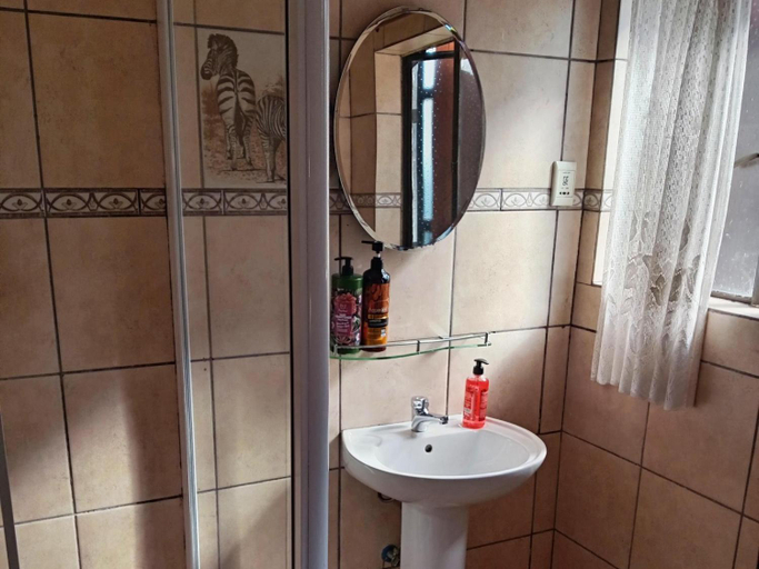 Bathroom 4, Petra Lodge, Ekurhuleni