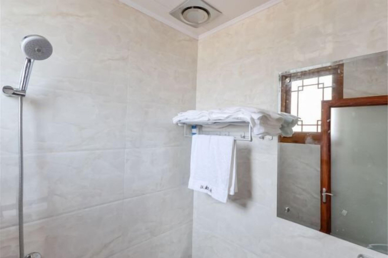 Bathroom, Guyan Huaxiang Jiangnan Hostel, Lishui