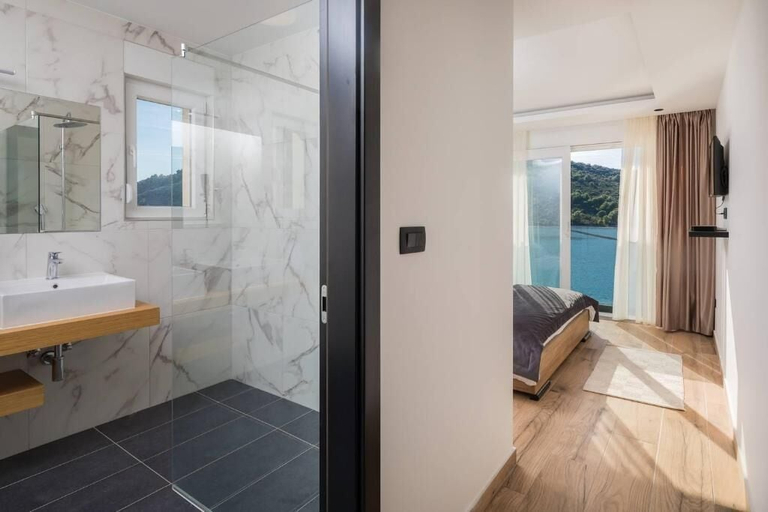 Bathroom 3, Beachfront luxury villa Vinisce, Marina