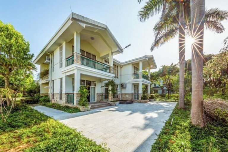 Exterior & Views