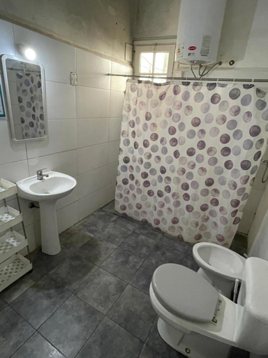 Bathroom, Avokanto hostel, Montevideo