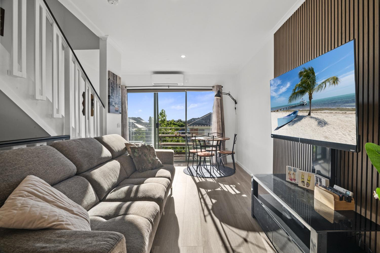 Others 5, Snug 2-bed Townhouse Near Bustling Shops, Melbourne