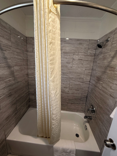 Bathroom 3, Ballinger Inn, Runnels