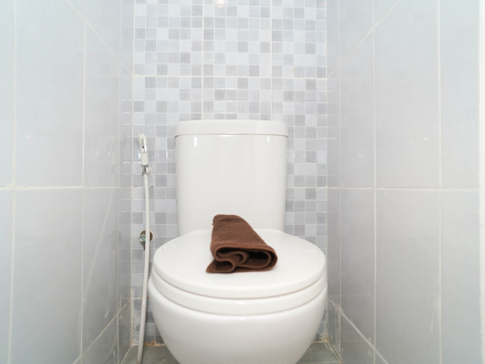 Bathroom 5, Chic Green Studio Room at Apartment Tokyo Riverside PIK 2 By Travelio, Tangerang