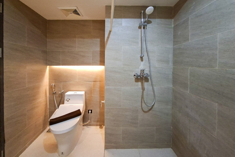 Bathroom 5, Splendid 1BR at Carstensz Residence By Travelio, Tangerang Selatan