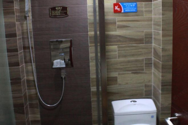 Bathroom 4, Ruili Tianhong Hotel, Dehong Dai and Jingpo